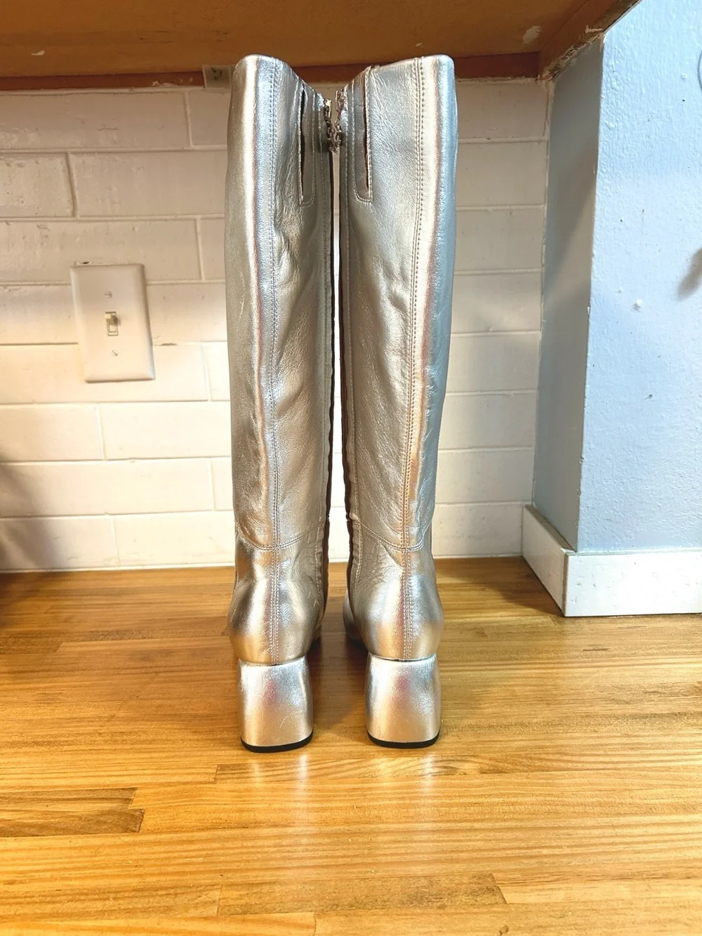 Circus by Sam Edelman shine these